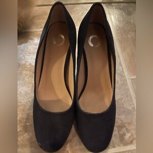 Journee Collection Black Heels with Textured Fabric and Closed-Toe Design